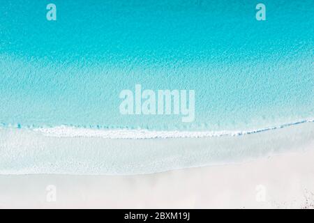 Vue aérienne en haut des vagues qui se brisent le long de la plage à Lucky Bay près d'Esperance en Australie occidentale Banque D'Images