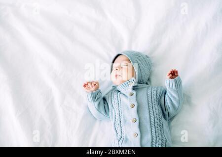 Bébé garçon nouveau-né d'un mois au lit. Les enfants dorment. Bébé qui se couche au lit. Vue de dessus, placez le texte Banque D'Images