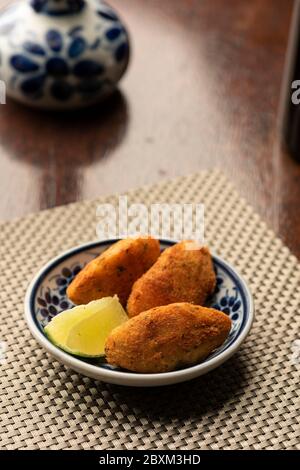 morue poisson frites boulettes de grignoter entrée portugais traditionnel bolinho de bacallahau sur table en bois et fond flou Banque D'Images