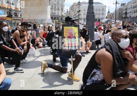 Madrid, Espagne. 06e mars 2020. Des manifestants participent à une marche de protestation. Les gens du monde entier expriment leur solidarité après la mort violente de George Floyd, un Afro-américain, par un policier blanc, le 25 mai dans la ville américaine de Minneapolis. Credit: Cesar Luis de Luca/dpa/Alay Live News Banque D'Images