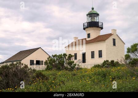 Old point Loma Lighthouse, situé sur la péninsule de point Loma à l'embouchure de la baie de San Diego à San Diego, Californie. Banque D'Images