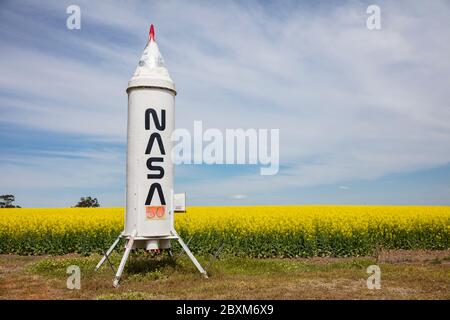 Autoroute 40 Australie occidentale 17 septembre 2019 : modèle de fusée de la NASA situé à côté d'un champ de canola en Australie occidentale Banque D'Images