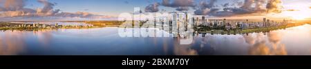 Perth Australie occidentale 18 septembre 2019 : vue panoramique aérienne ultra-large de la belle ville de Perth au lever du soleil Banque D'Images