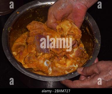 Viande d'agneau ou de mouton frais marinés Banque D'Images