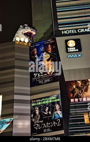 Kabuki Central Road à Shinjuku avec une tête de Godzilla qui regarde vers le bas depuis le cinéma Toho, Kabukicho, Tokyo Banque D'Images