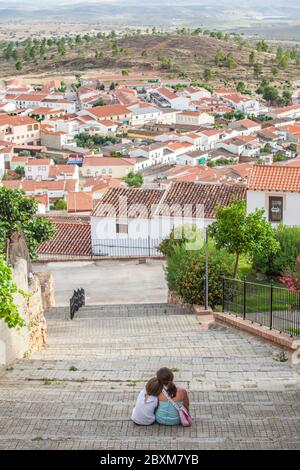 Enfants assis dans les escaliers de la rue raide à Hornachos, Espagne. Le tourisme rural pour les enfants en Estrémadure concept Banque D'Images