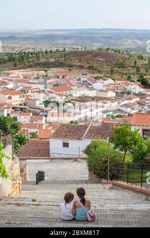 Enfants assis dans les escaliers de la rue raide à Hornachos, Espagne. Le tourisme rural pour les enfants en Estrémadure concept Banque D'Images