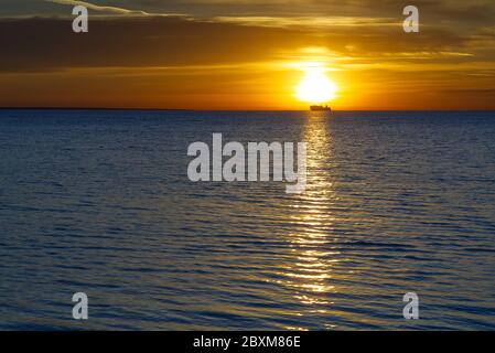 Coucher de soleil sur la mer baltique. Magnifique coucher de soleil sur le golfe de Finlande Banque D'Images