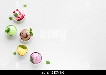 Ensemble de crème glacée. Diverses glaces italiennes sur fond blanc, vue du dessus, espace de copie. Assortiment de yaourts glacés ou de crèmes glacées en tasses - été sain d Banque D'Images