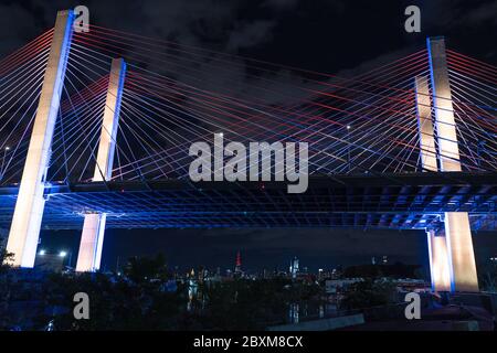 New York, États-Unis. 08 juin 2020. Le pont de Kosciuszko est illuminé en bleu et or en l'honneur des travaux des New-Yorkais pour aplanir la courbe du virus COVID-19.le gouverneur Andrew M. Cuomo a annoncé aujourd'hui que les monuments de l'État seront illuminés en bleu et en or et projettent « New York Tough » en l'honneur de Les travaux de New Yorkers pour aplanir la courbe du virus COVID-19. Crédit : SOPA Images Limited/Alamy Live News Banque D'Images