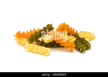 pile tricocori de pâtes fusilli crue isolée sur blanc Banque D'Images