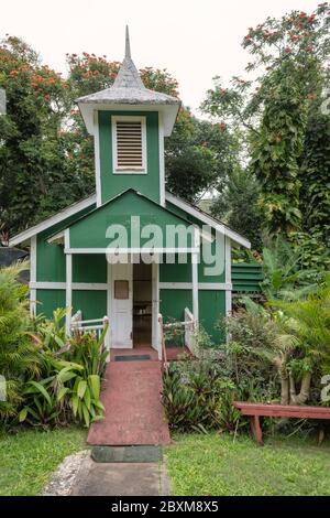 Eglise Ierusalema Hou sur l'île de Molokai, Hawaii, entourée d'une végétation luxuriante. Banque D'Images