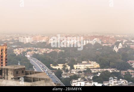 Vue aérienne de la pollution atmosphérique élevée à Delhi, Inde. Les bâtiments se noyent dans le smog. Banque D'Images