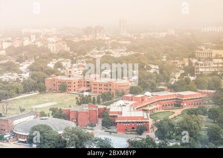 Vue aérienne de la pollution atmosphérique élevée à Delhi, Inde. Les bâtiments se noyent dans le smog. Banque D'Images