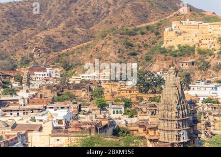 Vue sur la ville d'Amer près de Jaipur, Rajasthan, Inde avec temple hindou au pied des montagnes d'Aravali Banque D'Images