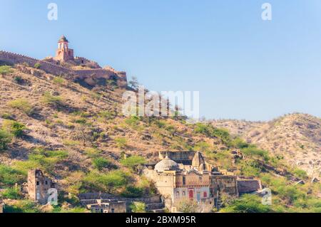 Vue sur les collines et les montagnes près de la ville d'Amer, Rajasthan, Inde et l'ancien mur fortification avec des tours Banque D'Images