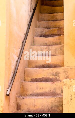 Vieux escaliers étroits à fort Amber près de Jaipur, Inde en grès rouge Banque D'Images