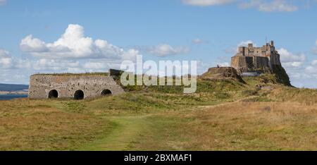 Fours à chaux et château historiques sur Lindisfarne - Île Sainte - Northumberland Banque D'Images