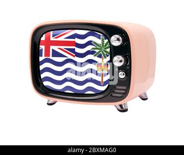 Le vieux téléviseur rétro est isolé sur fond blanc avec le drapeau du territoire britannique dans l'océan Indien Banque D'Images