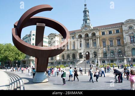 Silida-Eisenskulptur vor dem Regierungsgebäude à Bilbao Banque D'Images