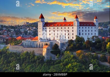Le château de Bratislava au coucher du soleil Banque D'Images