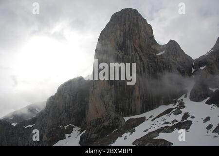 Dramatische Stimmung am PICU Uriellu, berühmtester Berg des Nationalparks Picos de Europa Banque D'Images