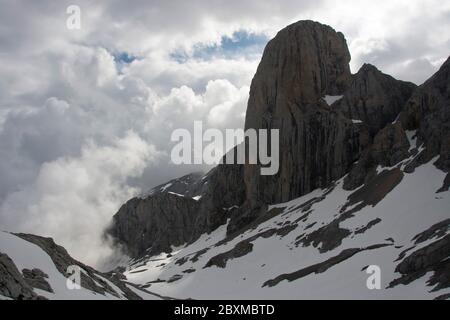 Dramatische Stimmung am PICU Uriellu, berühmtester Berg des Nationalparks Picos de Europa Banque D'Images