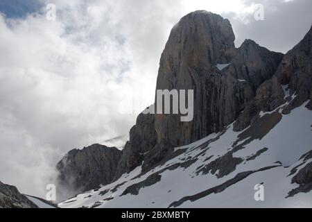 Dramatische Stimmung am PICU Uriellu, berühmtester Berg des Nationalparks Picos de Europa Banque D'Images