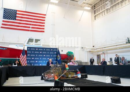 Bangor, États-Unis d'Amérique. 05e juin 2020. Le président Donald J. Trump participe à une table ronde sur le soutien aux pêcheurs commerciaux de AmericaÕs le vendredi 5 juin 2020, à l'aéroport international de Bangor, au Maine. Personnes: Président Donald Trump crédit: Storms Media Group/Alay Live News Banque D'Images