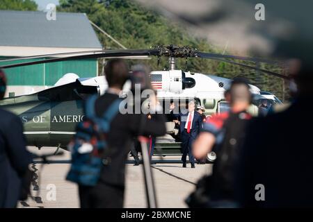 Bangor, États-Unis d'Amérique. 05e juin 2020. Le président Donald J. Trump fait des vagues alors qu'il débarque Marine One à l'aéroport international de Bangor, dans le Maine, le vendredi 5 juin 2020, avant d'embarquer sur Air Force One en route vers la base conjointe Andrews, au Maryland. Personnes: Président Donald Trump crédit: Storms Media Group/Alay Live News Banque D'Images