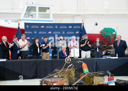 Bangor, États-Unis d'Amérique. 05e juin 2020. Le président Donald J. Trump affiche sa signature après avoir signé une proclamation modifiant le Monument national marin des Canyons et des monts sous-marins du Nord-est le vendredi 5 juin 2020, lors d'une table ronde sur le soutien des pêcheurs commerciaux de AmericaÕs à l'aéroport international Bangor, à Bangor, dans le Maine. Personnes: Président Donald Trump crédit: Storms Media Group/Alay Live News Banque D'Images