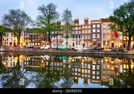 Vieilles maisons traditionnelles néerlandaises sur les canaux à Amsterdam, Pays-Bas. Banque D'Images