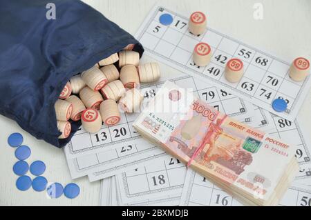 Roubles russes. lotto jeu de société. Barils de bois sur cartes de papier, un jeu pour l'argent. Banque D'Images