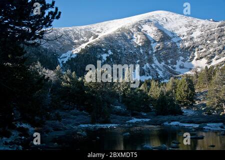 Der frisch beschneite Canigou an einem kalten Frühlingsmorgen in den Pyrenäen Banque D'Images