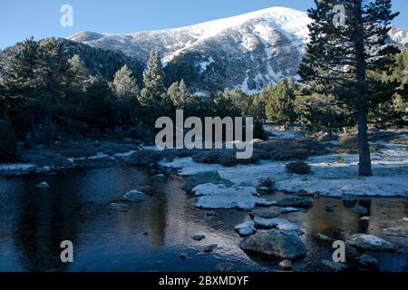 Der frisch beschneite Canigou an einem kalten Frühlingsmorgen in den Pyrenäen Banque D'Images