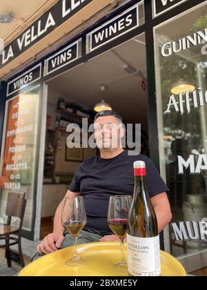 Premia de Mar, Espagne. 07e juin 2020. Adrian Caricart est assis devant son bar à vins « la Vella Lleteria » dans la petite ville côtière de premia de Mar près de Barcelone. Il a encore le temps de se faire plaisir avec un verre de vin rouge de la région de Penedes au-dessus de Barcelone. Après près de trois mois de fermeture forcée pendant la crise de Corona, le propriétaire espère que la prochaine saison des fêtes assurera au moins sa survie économique. (À dpa 'vacances en Espagne 2020: Été, soleil, plage et masque de protection') crédit: Jan-Uwe Ronneburger/dpa/Alay Live News Banque D'Images