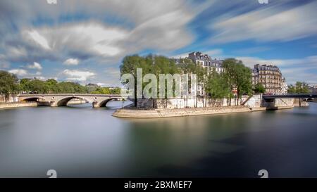 Paris, France - 1er mai 2020 : côté ouest de l'Ile St Louis à Paris. Photographie en exposition longue Banque D'Images