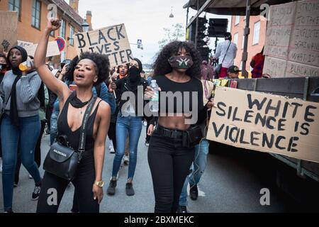 Une manifestation pour la vie noire a son importance à Copenhague. Les manifestants avec des signes : le silence blanc, c'est la violence Banque D'Images