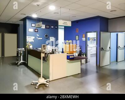 Huelva, Espagne - 6 juin 2020 : poste d'infirmières la nuit à l'intérieur de l'hôpital Costa de la Luz à Huelva Banque D'Images