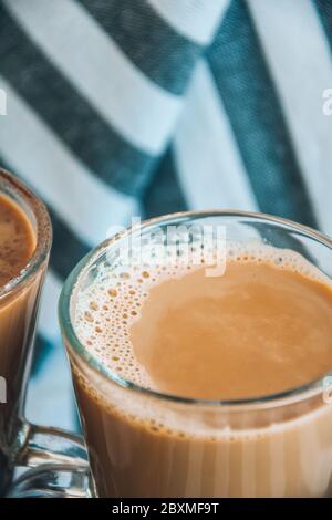 Café glacé avec lait dans de grands verres, tasses de café savoureux à la frappe, Latte machiato, deux tasses de cappuccino avec des bâtons de cannelle et des étoiles anis Banque D'Images