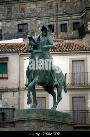 Statue de bronze de Francisco Pizarro le conquistador qui est né à Trujillo et qui a conquis la nation Inca dans le Pérou moderne. Photo à Trujillo, Espagne Banque D'Images