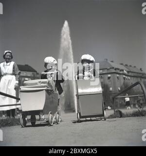 Pour une promenade dans les années 1940. Deux petits enfants jouent dans le parc en poussant les landaus. Suède mai 1940 Kristoffersson réf. 133-10 Banque D'Images