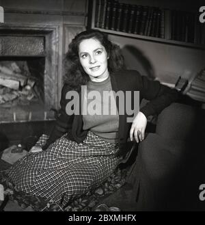 Viveca Lindfors. Né le 29 1920 décembre au 25 octobre 1995. Scène et actrice américaine de scène suédoise. Photos à la maison en décembre 1943. Suède. Kristoffersson réf. F35-3 Banque D'Images