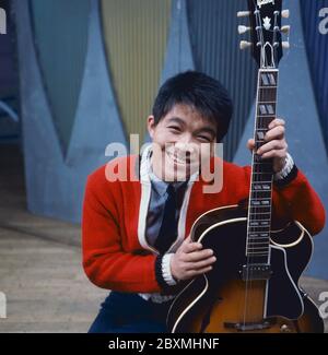 Kyu Sakamoto. (1941-1985) chanteur japonais, plus connu hors du Japon pour sa chanson à succès internationale 'UE o Muite Aruko' (connue sous le nom de 'Sukiyaki' dans les marchés anglophones), qui a été chantée en japonais et a vendu plus de 13 millions d'exemplaires. Il a atteint le numéro un aux États-Unis Billboard Hot 100 en juin 1963, faisant de Sakamoto le premier artiste asiatique d'enregistrement à avoir un numéro un morceau sur la carte. Banque D'Images