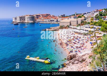 Dubrovnik, Croatie. Plage publique et vieille ville de Dubrovnik. Banque D'Images