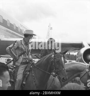 Michael Landon. Acteur américain. 1936-1991. Célèbre pour son rôle dans la série de télévision américaine Bonanza où il a joué Little Joe. Photo lors de la visite de la Suède 1962 et arrive à l'aéroport Arlanda de Stockholm. Un cheval était prêt pour lui à sortir de l'avion. Banque D'Images