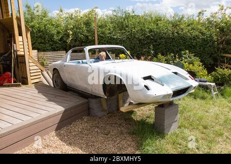 Lotus Elan +2 voiture classique en cours de conversion en un bain à remous personnalisé, Medstead, Alton, Hampshire Angleterre, Royaume-Uni. Banque D'Images