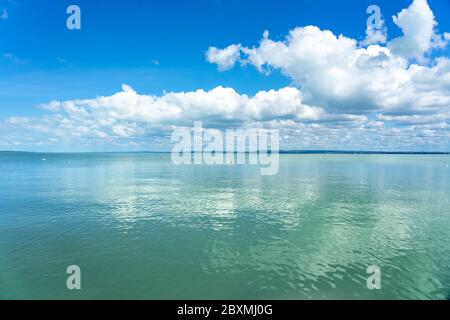 Image simple sur le lac Balaton en Hongrie avec ciel bleu et remplissage de nuages sur l'eau Banque D'Images
