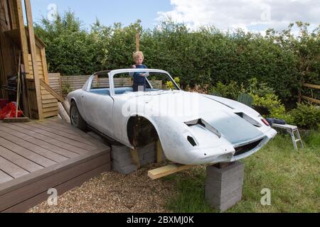 Lotus Elan +2 voiture classique en cours de conversion en un bain à remous personnalisé, Medstead, Alton, Hampshire Angleterre, Royaume-Uni. Banque D'Images