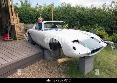 Lotus Elan +2 voiture classique en cours de conversion en un bain à remous personnalisé, Medstead, Alton, Hampshire Angleterre, Royaume-Uni. Banque D'Images